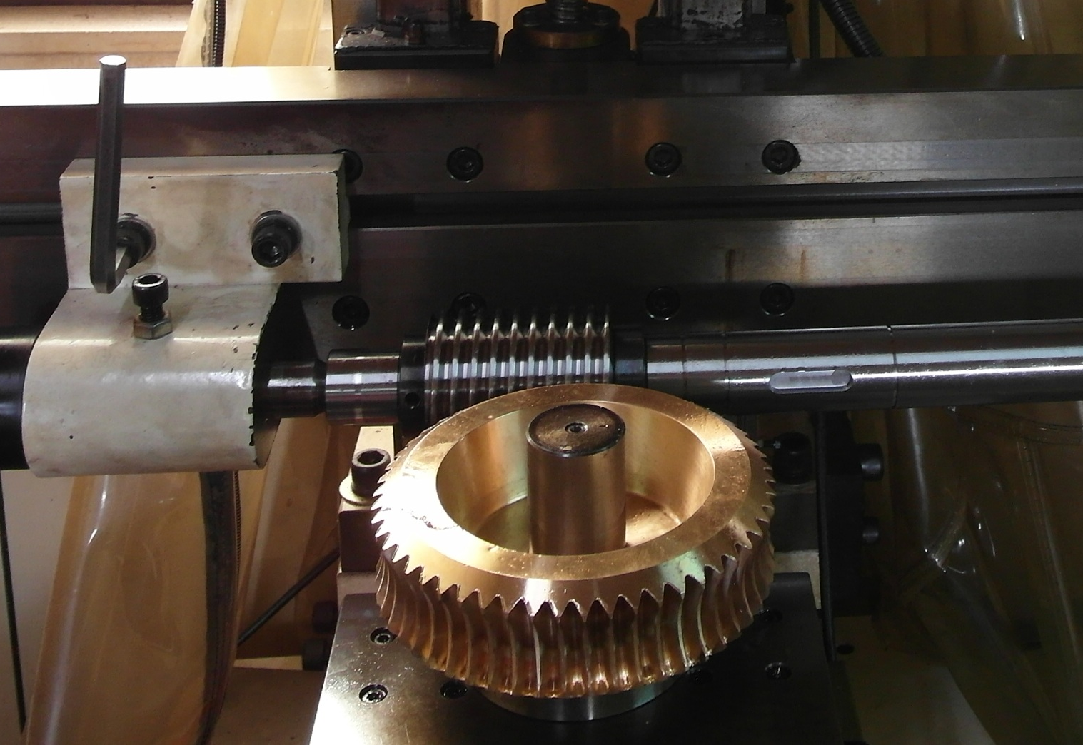 the Features of Worm Gears：Worm gears have several features that make them unique and highly desirable for many industrial applications